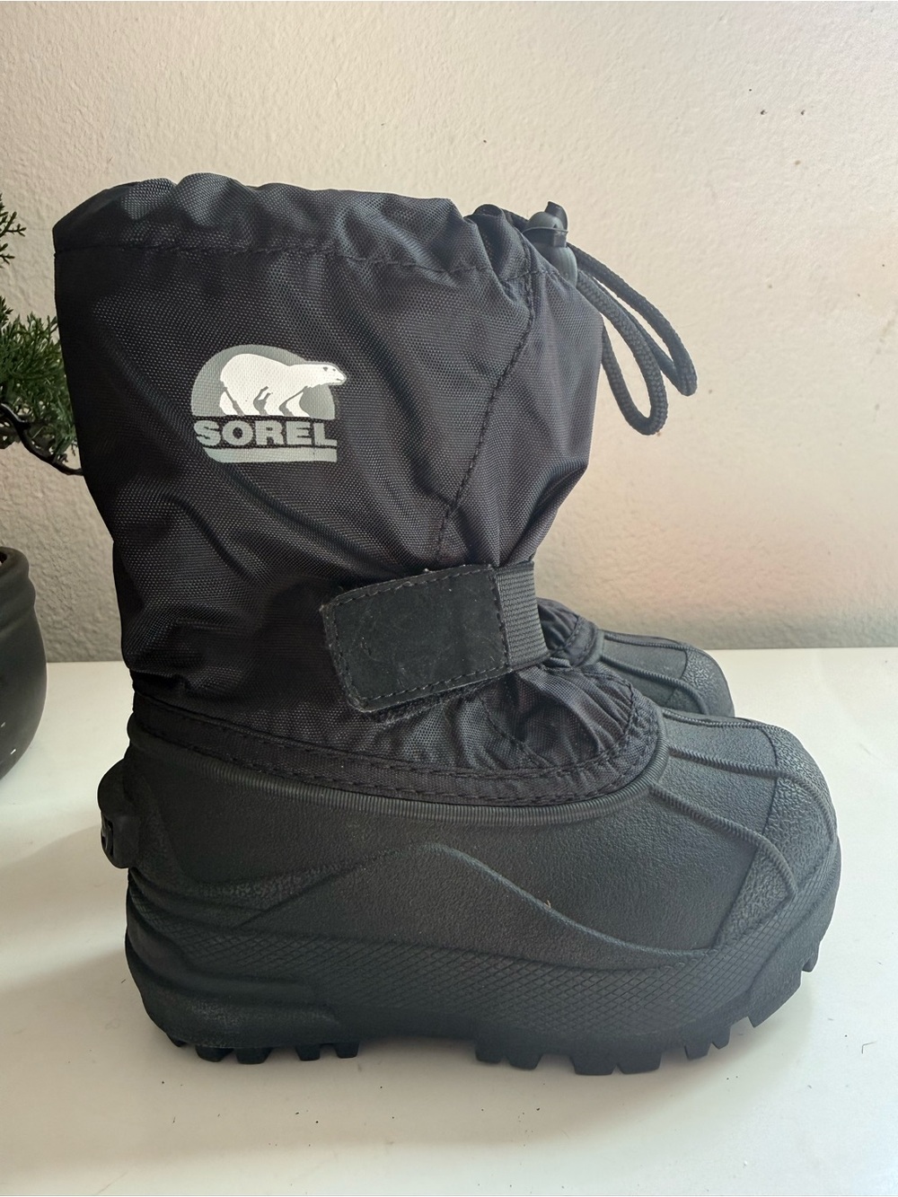 Sorel boots waterproof Kids size 8 Black Snow Boots with Drawcord and Strap